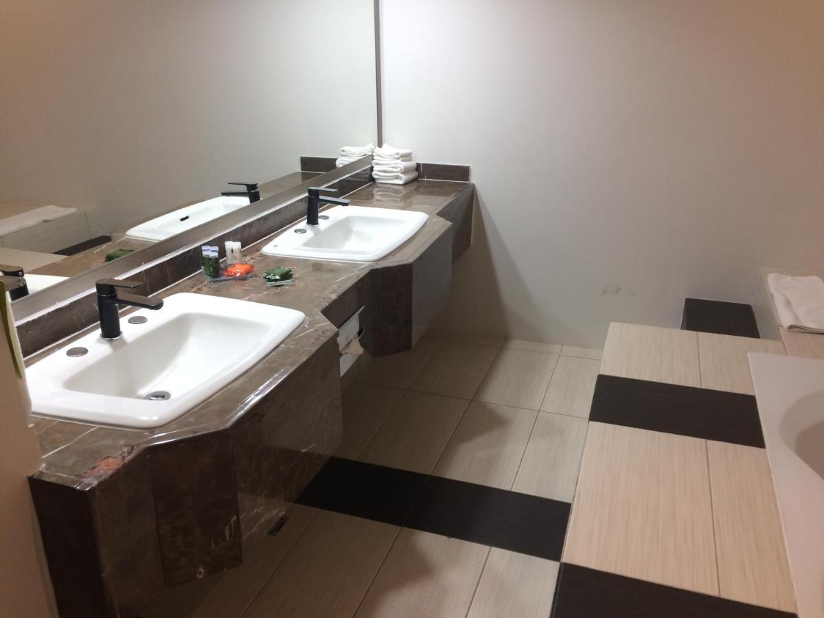 Radisson Hotel & Convention Center Толука Екстериор снимка